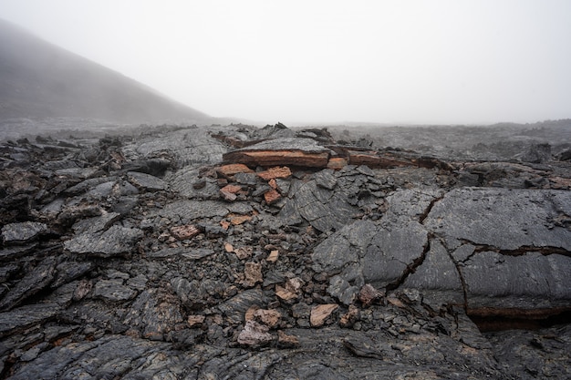 La coulée de lave active d'un nouveau cratère sur les pentes des volcans Tolbachik - Kamchatka, Russie