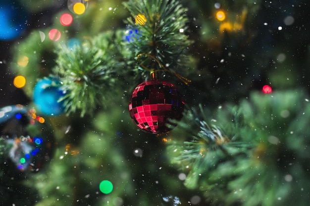 Couleur de l'année 2023 Boule de Noël Viva Magenta sur l'arbre de Noël