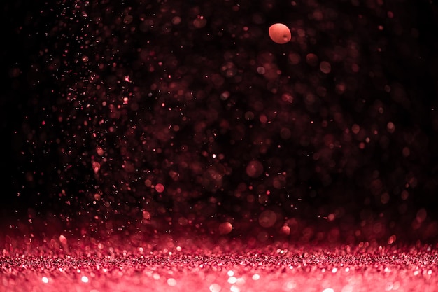 Couleur de l'année 2023, les paillettes roses Viva Magenta tombent sur un fond noir