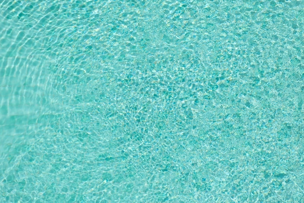 Couleur bleue de la vague et reflet dans la piscine