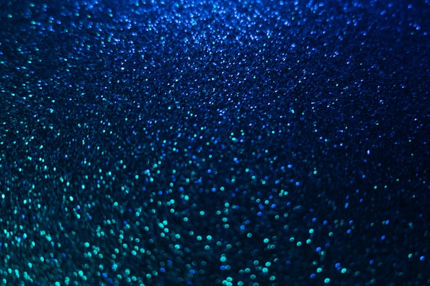 Couleur bokeh lueur Fond scintillant Réflexion d'asphalte humide Néon bleu néon défocalisé lumière verte brillante scintille autour de la texture des taches sur la superposition abstraite noire foncée