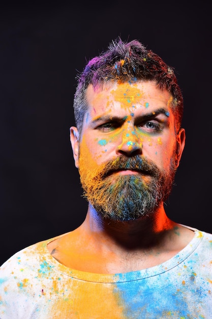 Couleur et concept de vacances L'homme à la barbe a des taches de peinture