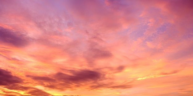 Photo couleur du ciel orange au coucher du soleil