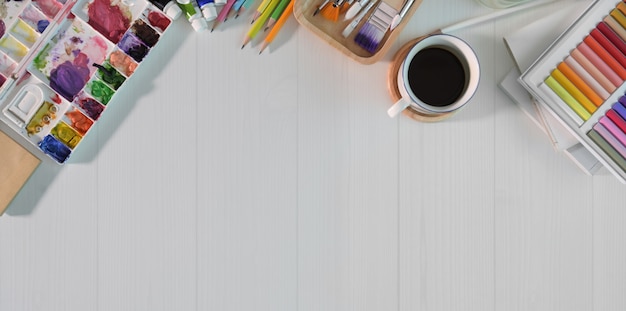 Couleur de l'espace de travail de l'artiste sur la table en bois blanc