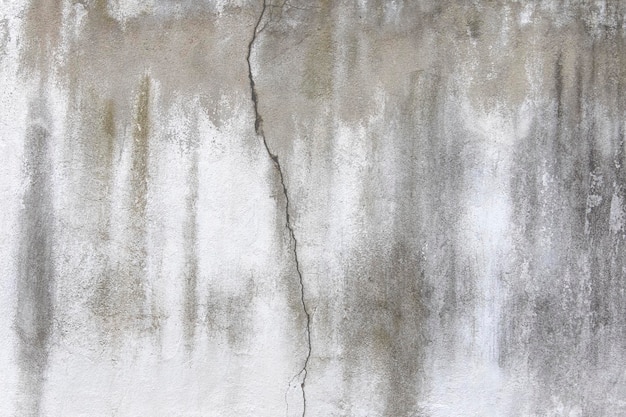 Couleur grise sale de surface en béton avec une fissure