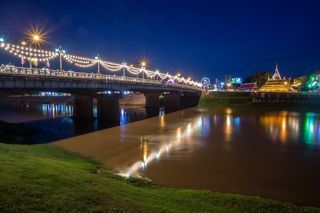 Couleur des lumières sur le pont de Phitsanulok