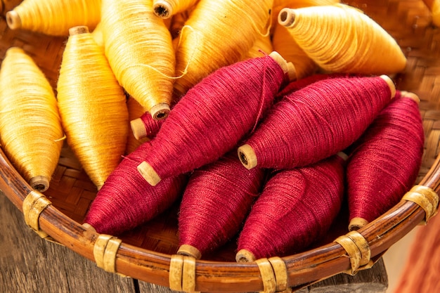 Couleur Naturelle Des Bobines De Coton Rouge Et Jaune Utilisées Pour Le Tissage Du Textile Avec Un Métier à Tisser Traditionnel