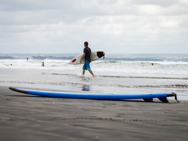 Couleur de planche de surf bleu sur la plage