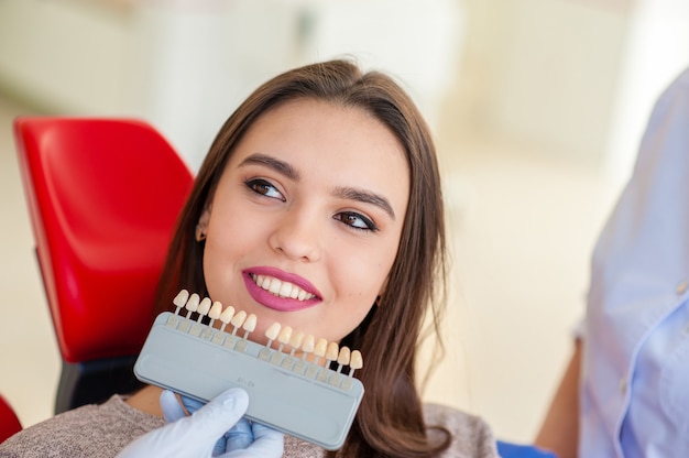 Couleur de sélection des dents dans la fille de la dentisterie