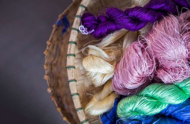 couleur de la soie tissée à la main sur le panier en rotin