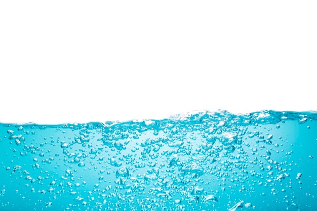 Couleur de la surface de l'eau bleue avec des bulles isolées sur fond blanc