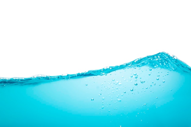 Couleur de la surface de l'eau bleue avec des bulles isolées sur fond blanc