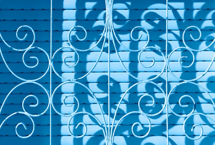 Couleur tendance de l'année 2020. Gros plan d'une grille de protection métallique. Acier courbé. Grille de texture avec ornement