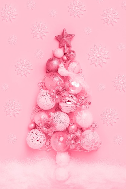 Couleur tendance de l'année 2023 Sapin de Noël créatif fabriqué à partir de décorations de boules de Noël dans un style plat aux tons de couleur magenta viva