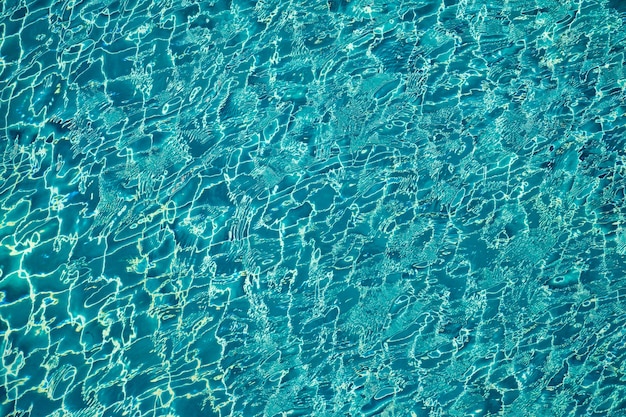 Couleur turquoise sur la surface de l'eau de la piscine