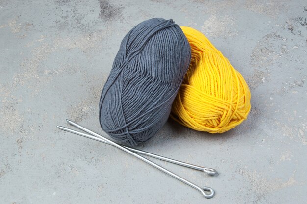 Couleurs de l'année 2021. Écheveaux de fil de laine jaune et gris. Fils pour tricot et crochet. Créativité et loisirs