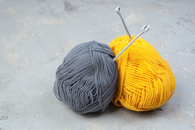 Couleurs De L'année 2021. écheveaux De Fil De Laine Jaune Et Gris. Fils Pour Tricot Et Crochet. Créativité Et Loisirs