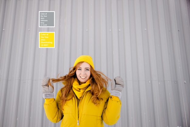 Couleurs de l'année 2021. Jeune femme portant des vêtements d'hiver à la mode.