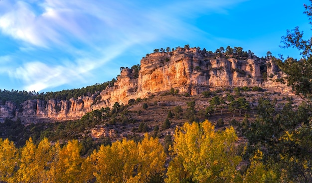 Photo les couleurs d'automne accentuent le paysage majestueux des falaises rocheuses.