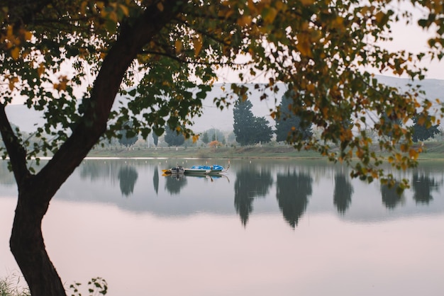 Couleurs d'automne au bord du lac