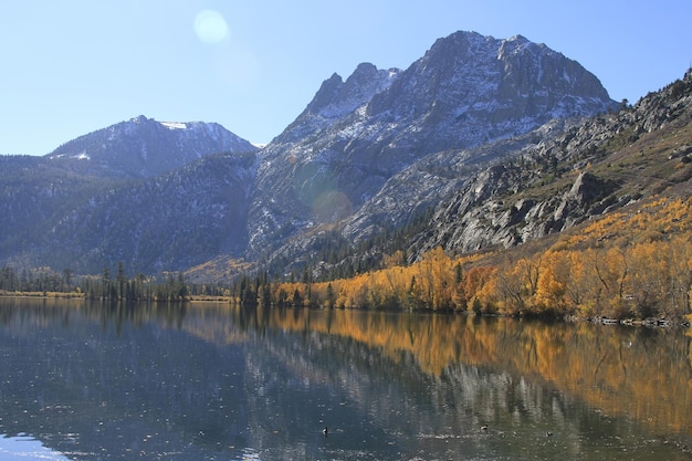 Couleurs d'automne dans le lac de juin et les sierras de l'est de la Californie