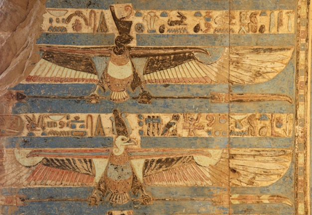 couleurs bien préservées sur le plafond égyptien antique au temple de Kom Ombo à Assouan, Egypte