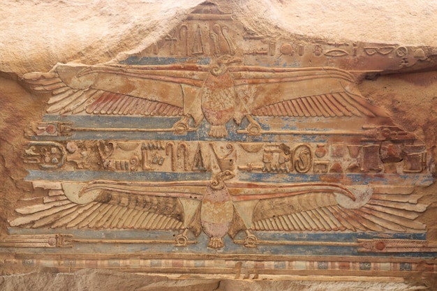 couleurs bien préservées sur le plafond égyptien antique au temple de Kom Ombo à Assouan, Egypte