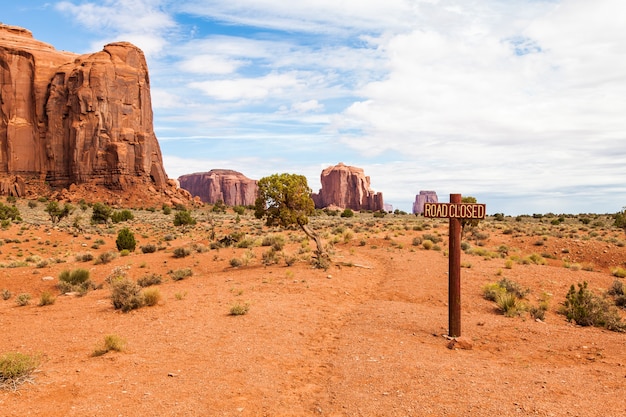 Couleurs complémentaires bleu et orange dans cette vue emblématique de Monument Valley, États-Unis