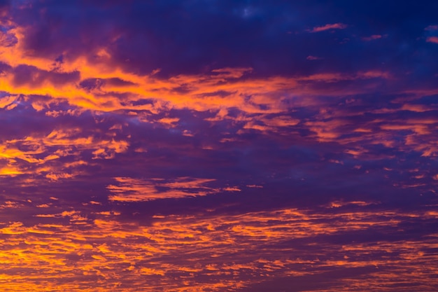 Les couleurs d'un coucher de soleil brûlant dans le ciel.