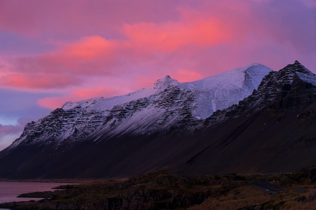 Couleurs du coucher du soleil sur la glace d'hiver à la montagne Vestrahorn sur la péninsule de Stokksnes, Hofn, Islande