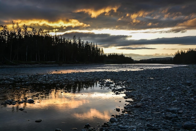 Couleurs du coucher du soleil sur la rivière