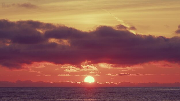 Photo des couleurs étonnantes le soleil se couche sur l'océan variété de couleurs et de teintes du soleil se coucher