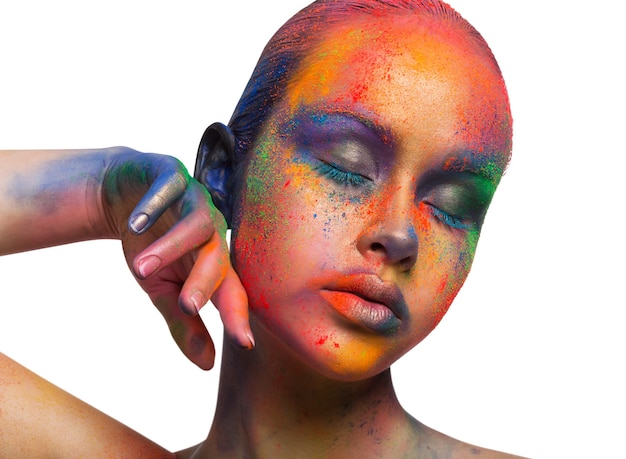 Photo couleurs holi. portrait de jeune mannequin avec un maquillage lumineux, isolé.