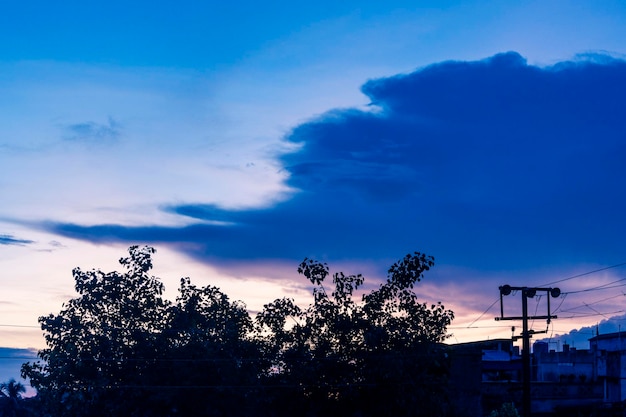 Les couleurs orange jaune rose violet bleu jouent sur le ciel nuageux de la ville au coucher du soleil