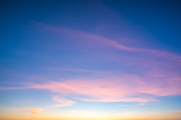 Couleurs orange et jaune vif ciel coucher de soleil.