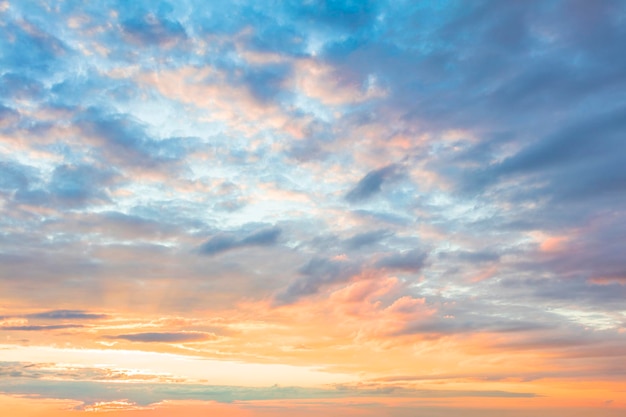 Couleurs pastel de fond de ciel des nuages légers dans le ciel de lever de soleil de coucher du soleil de sanset