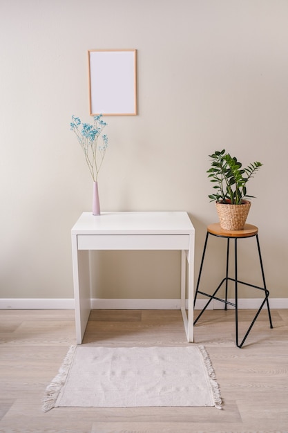 Couleurs Pastel Intérieures Minimalistes De La Vie Toujours Féminine Au Travail. Tableau Blanc, Affiche Vide Maquette Cadre, Vase En Poudre Rose élégant Avec Des Fleurs Séchées Bleues