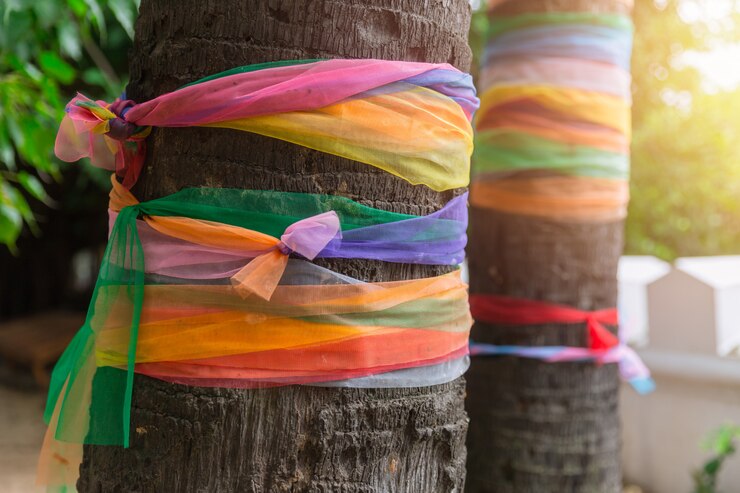 Couleurs de tissu s'enrouler autour de l'arbre ou tissu sept couleurs serviette enveloppée de tissu multicolore plam arbre attaché dans le temple pour la croyance du culte de Bouddha thaï