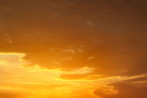 Couleurs vives orange et jaune du ciel coucher de soleil avec des nuages épais.