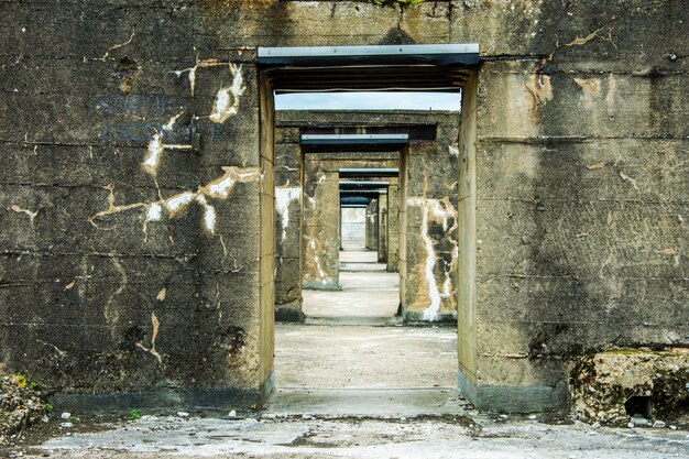 Photo couloir d'un bâtiment abandonné