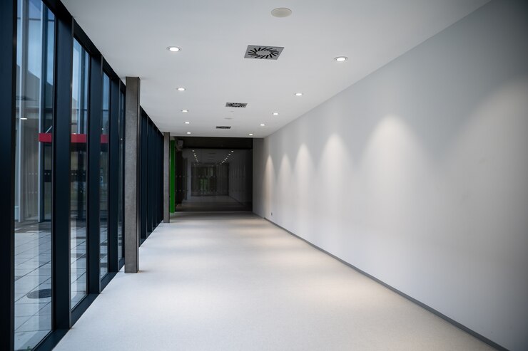 Couloir d'un bâtiment industriel moderne.
