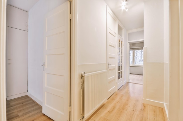 Couloir blanc dans un appartement moderne