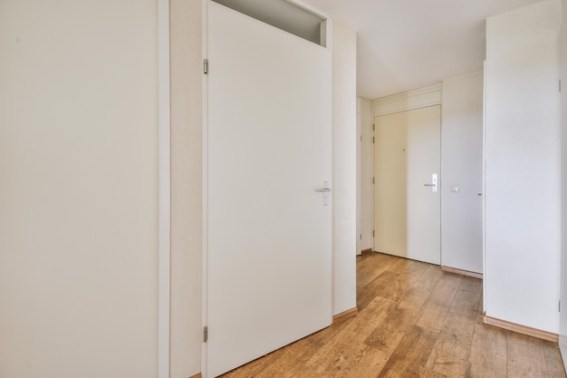 Couloir blanc dans un appartement moderne