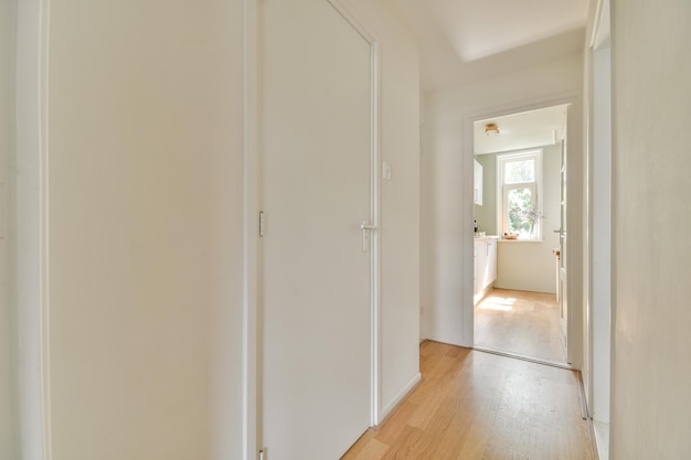 Couloir blanc dans un appartement moderne