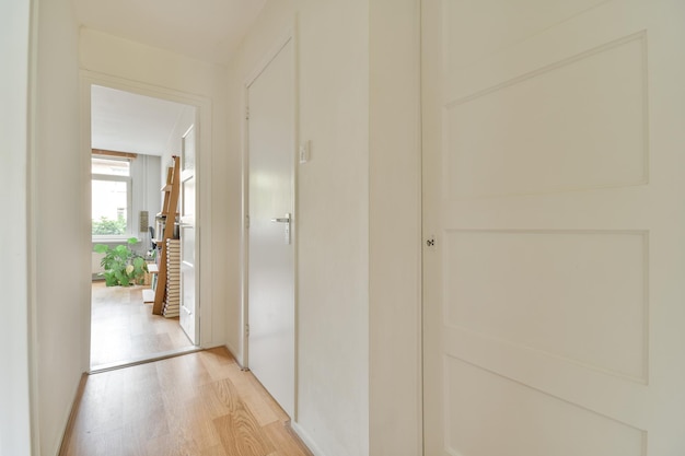 Couloir blanc dans un appartement moderne