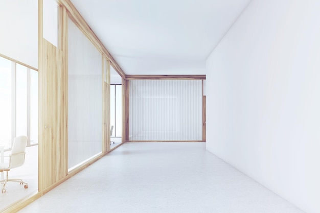 Couloir de bureau vide avec une salle de réunion de porte en bois tonique