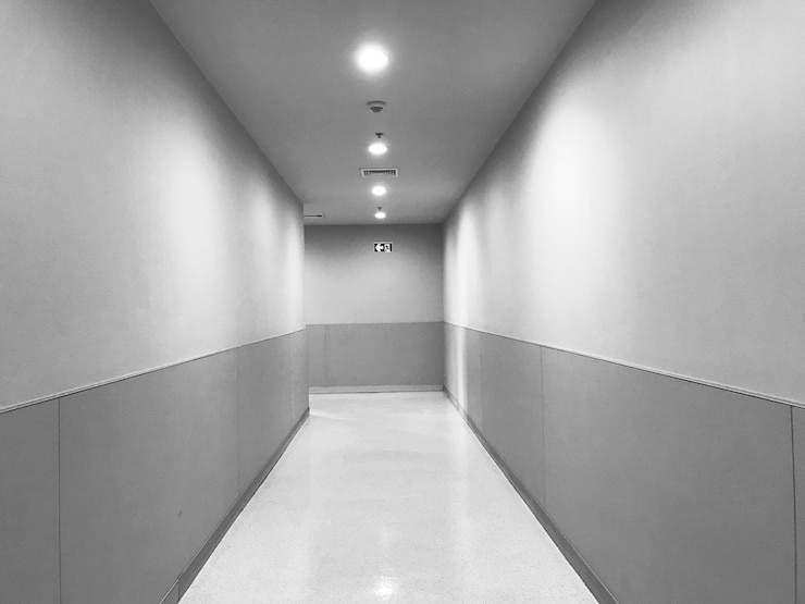 Photo le couloir est vide.