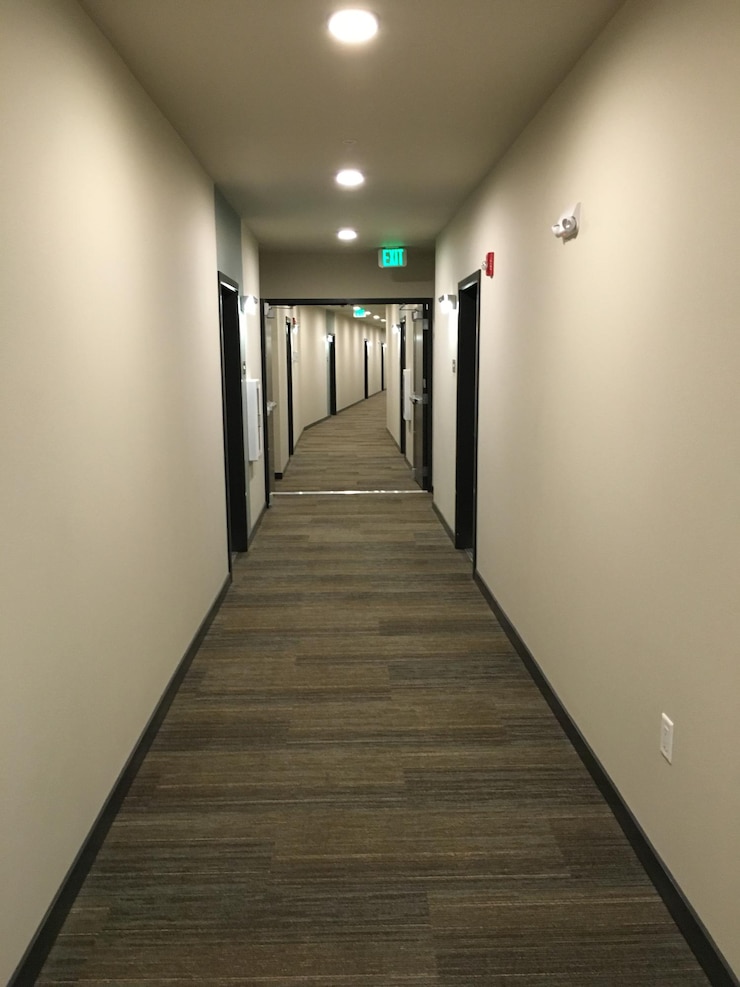 Photo le couloir est vide.