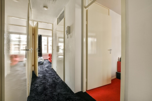 Photo couloir étroit avec portes et lampe