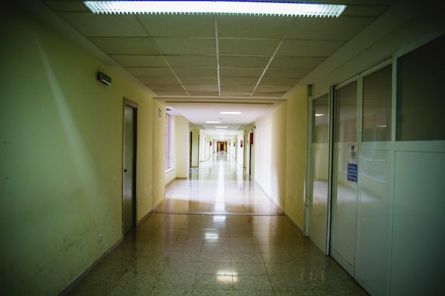 couloir d'hôpital blanc, espace propre et hygiénique